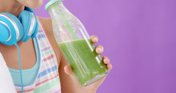 Primer plano de la mujer bebiendo batido — Vídeos de Stock