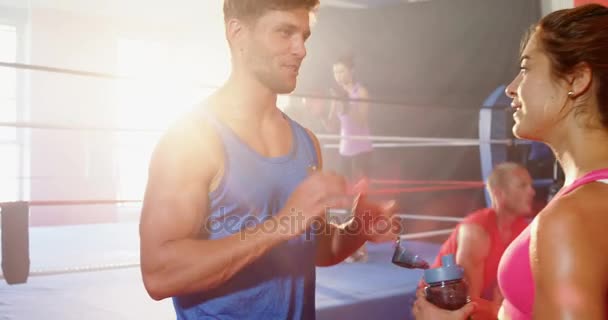 Boxeři interakce mezi sebou navzájem během přestávky — Stock video