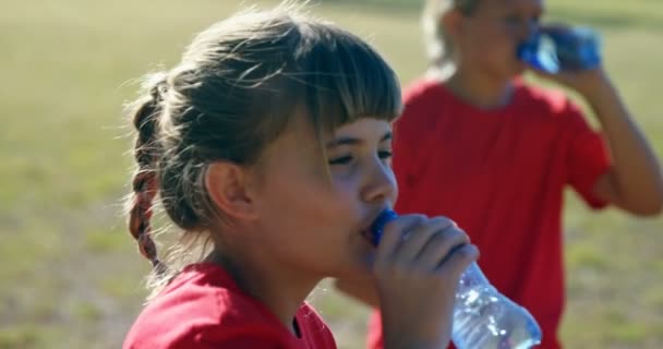 Κορίτσι πόσιμο νερό στο στρατόπεδο εκκίνησης — Αρχείο Βίντεο