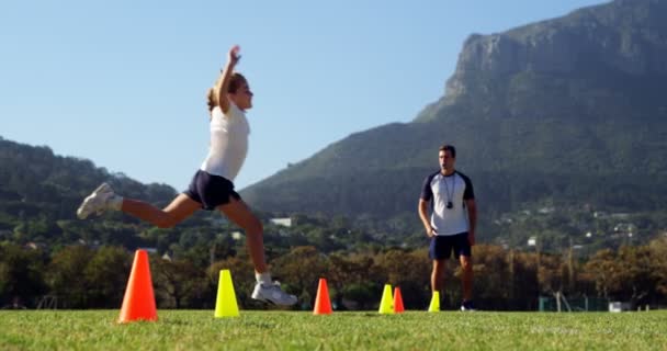 Kinderen lopen in park tijdens race — Stockvideo