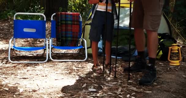 Père et fils interagissent les uns avec les autres en dehors de la tente — Video