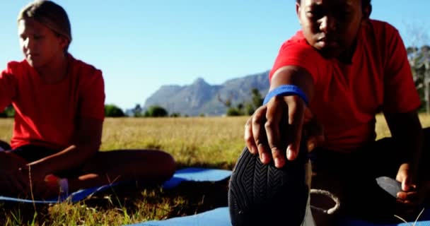 Trainer instrueren van kinderen tijdens het sporten in het kamp van de laars — Stockvideo