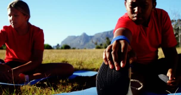 Trainer weist Kinder beim Training im Bootcamp ein — Stockvideo