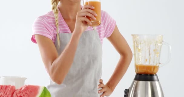 Hermosa mujer teniendo smoothie — Vídeo de stock