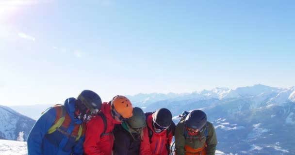 Skieurs avec ski interagissant sur un paysage enneigé — Video