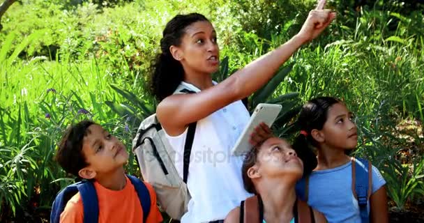 Kobieta, interakcji z dziećmi podczas korzystania z cyfrowego tabletu w parku — Wideo stockowe