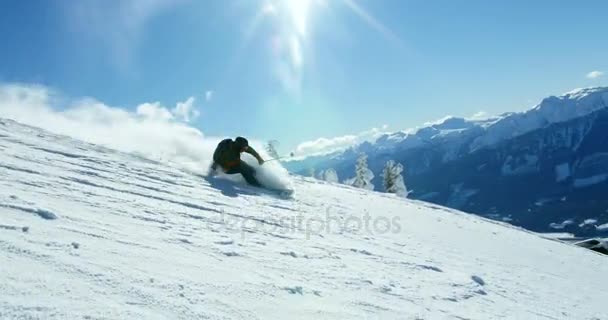 Persoon snowboarden op besneeuwde berg — Stockvideo