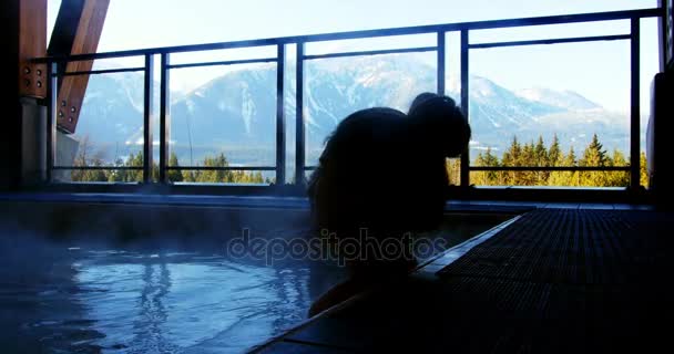 Couple relaxant dans la piscine — Video