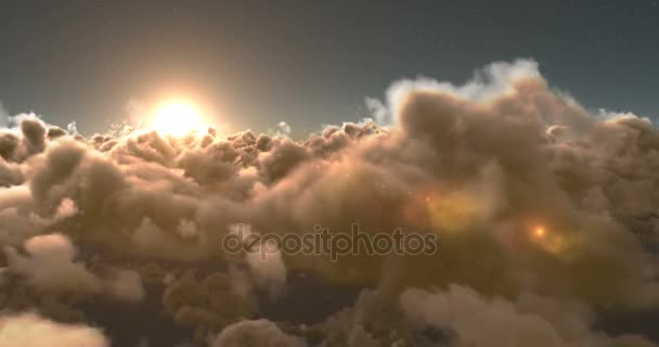 Nuvens fumegantes e luz solar brilhante — Vídeo de Stock