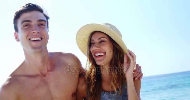 Ευτυχισμένο ζευγάρι με τα πόδια στην παραλία — Αρχείο Βίντεο