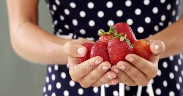 Μεσαίο τμήμα της γυναίκας κρατώντας φράουλες — Αρχείο Βίντεο