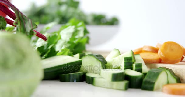 Metà sezione di donna che taglia verdure sul tagliere — Video Stock