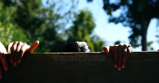 Entrenador de niños en el campo de entrenamiento — Vídeos de Stock