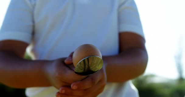 Дети играют в лимонные и ложечные гонки — стоковое видео
