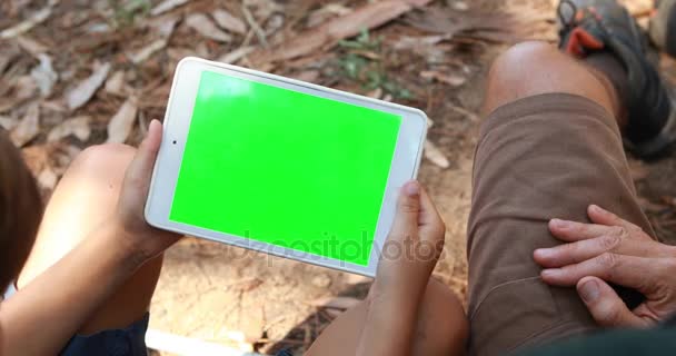Vater und Sohn nutzen digitales Tablet außerhalb des Zeltes — Stockvideo