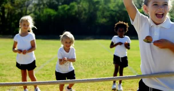 Barn som leker citron och sked race — Stockvideo