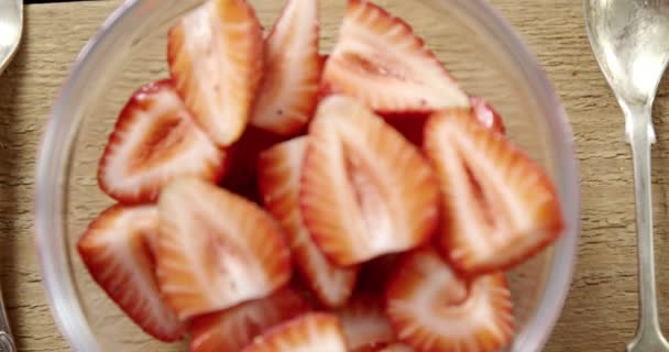 Gros plan des tranches de fraises dans un bol — Video