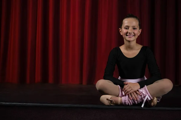 Балерина сидить на сцені театру — стокове фото