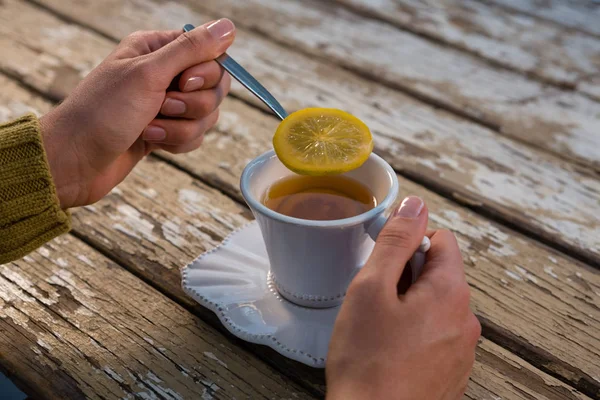 Cropped hands of woman holding lemon — Stock Photo, Image