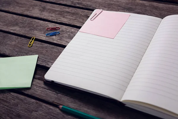 Dagbok, klisterlappar, penna och gem — Stockfoto