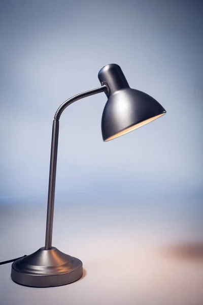 Lâmpada elétrica iluminada na mesa — Fotografia de Stock