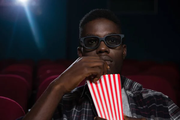 Man met popcorn terwijl het letten van film — Stockfoto