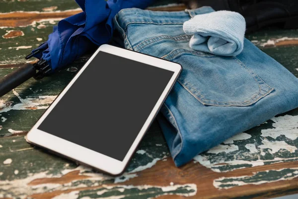 Tablet bilgisayarınızla kot pantolon ve eldiven — Stok fotoğraf