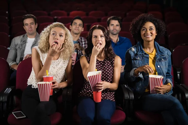 Grupa ludzi, oglądając film — Zdjęcie stockowe