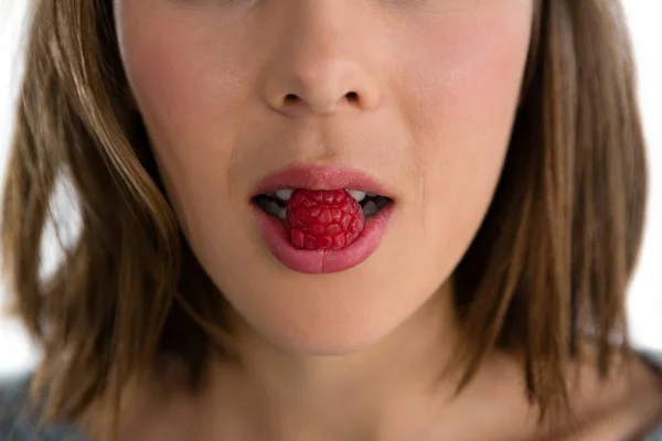 Woman eating raspberry — Stock Photo, Image