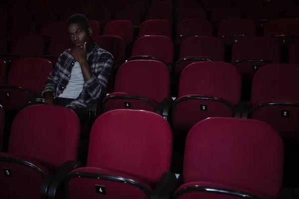 Hombre viendo película en el cine — Foto de Stock