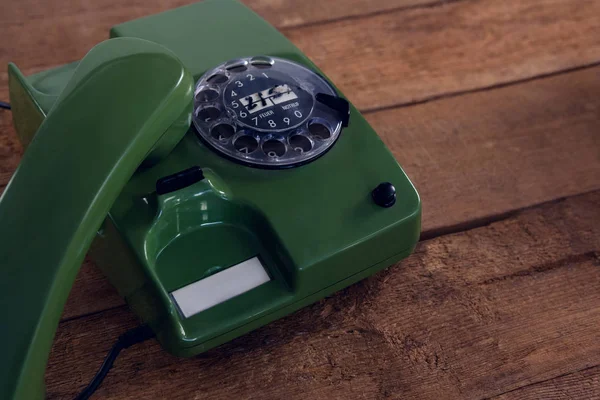 Telefone vintage na mesa de madeira — Fotografia de Stock