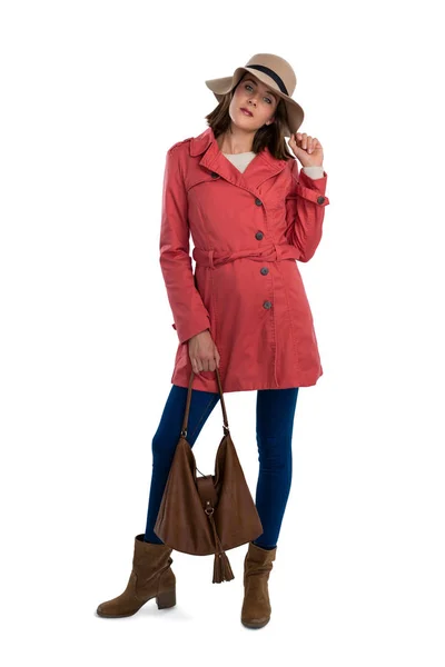 Frau in warmer Kleidung mit Handtasche — Stockfoto