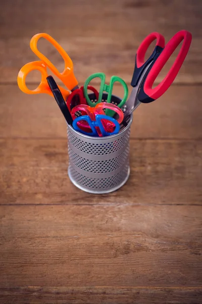 Tijeras en organizador de escritorio —  Fotos de Stock