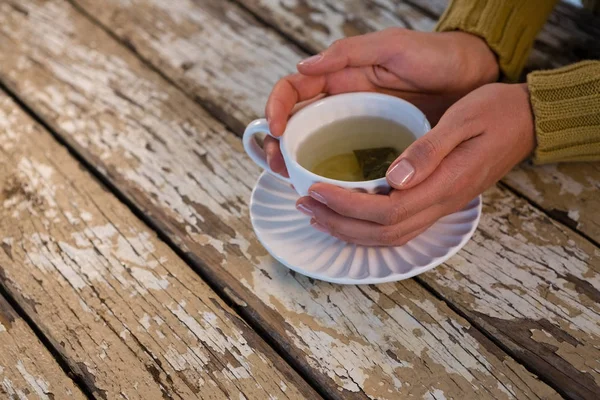 Abgeschnittene Hand einer Frau, die Tee hält — Stockfoto