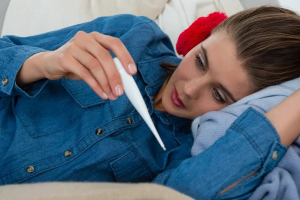 Frau überprüft Thermometer — Stockfoto