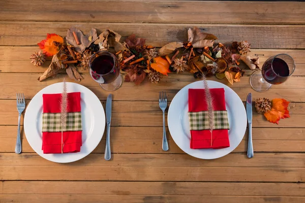 Reed in plaat op houten tafel geserveerd — Stockfoto