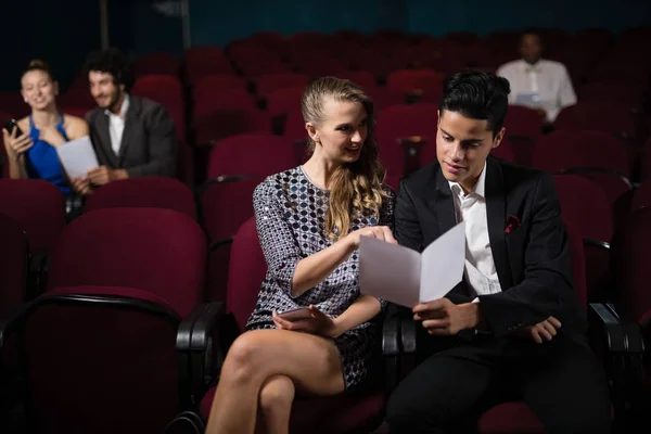 Paar lezen in theater — Stockfoto