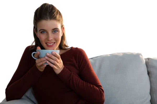 Kvinna med kaffe sittande på soffan — Stockfoto
