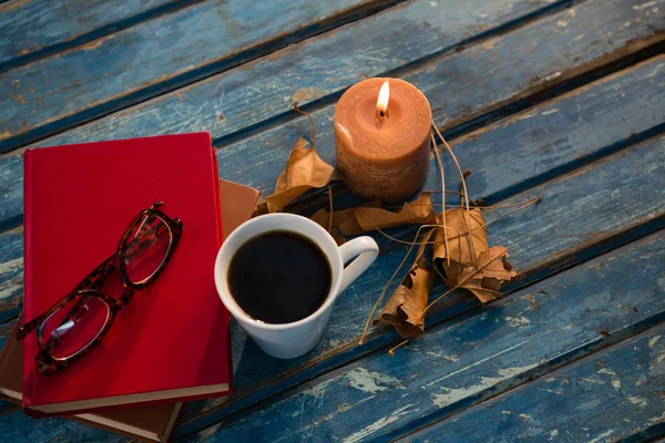 Tea cup with eyeglasses and books — Stock Photo, Image