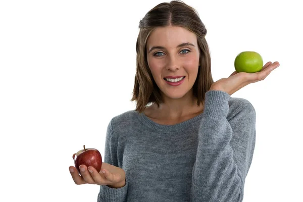 Mujer joven mostrando manzanas —  Fotos de Stock