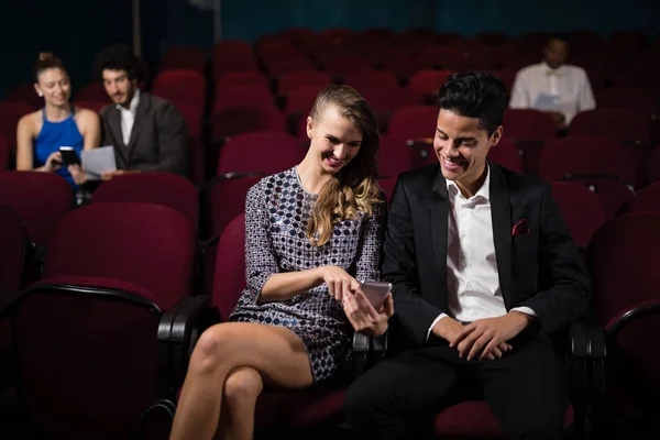 Casal assistindo filme no teatro — Fotografia de Stock