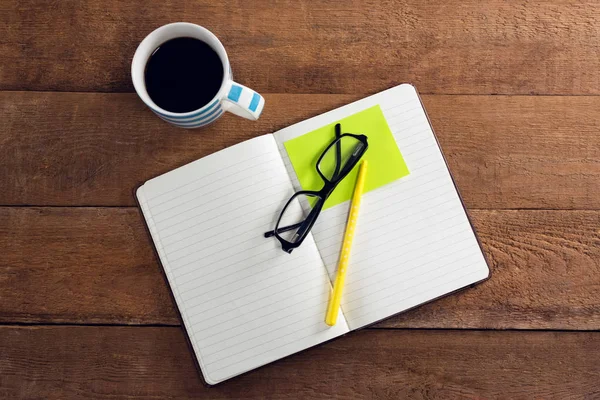 Café com organizador, óculos, caneta e nota pegajosa — Fotografia de Stock