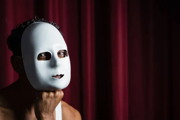 Artista usando máscara branca em seu rosto — Fotografia de Stock