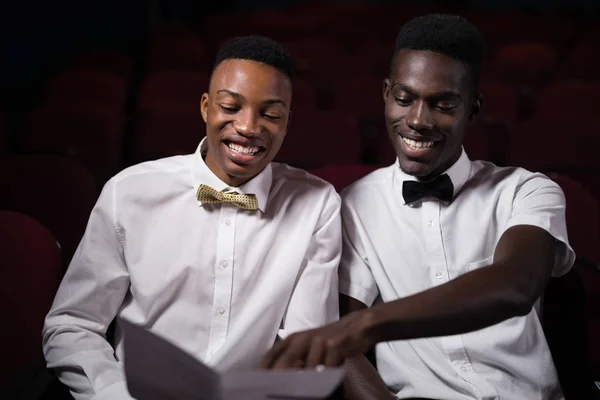 Friends watching movie — Stock Photo, Image