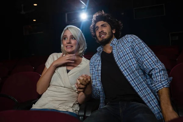 Casal com expressão chocada no filme — Fotografia de Stock