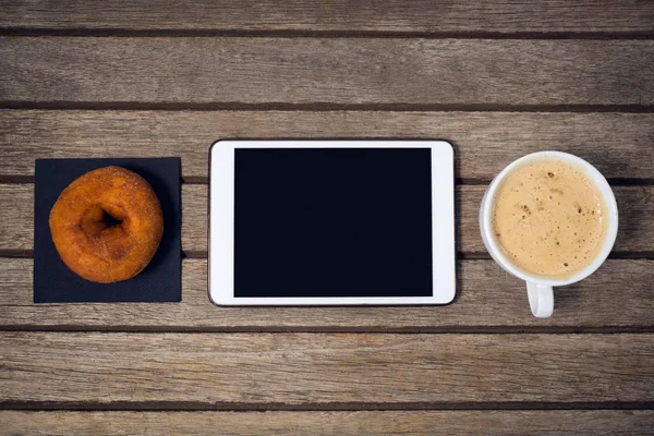 Tableta digital con la taza de café donut — Foto de Stock
