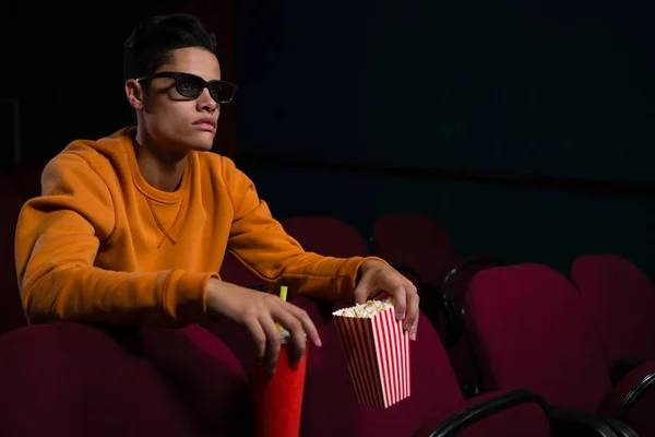 Muž v 3d brýlích sledování filmu — Stock fotografie