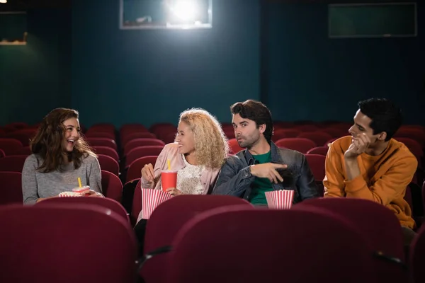 Groep mensen kijken naar film — Stockfoto