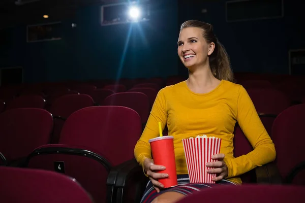 Kvinna med popcorn och drycker — Stockfoto