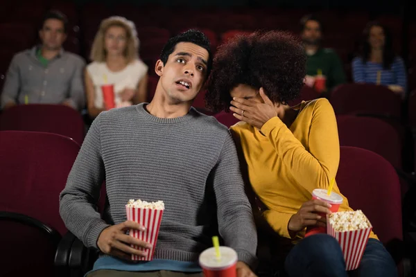 Casal assistindo filme no teatro — Fotografia de Stock